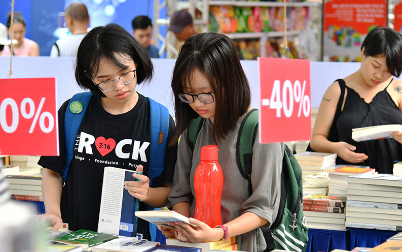 Các hội sách được tổ chức thu hút sự quan tâm của các bạn trẻ đến tìm đọc, góp phần nâng cao văn hóa đọc của giới trẻ (ảnh chụp trước ngày 27/4). Ảnh: MỸ HÀ