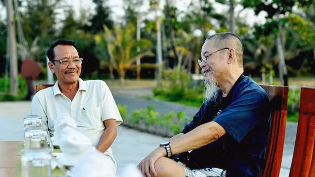 Nhà thơ Nguyễn Giúp (bên trái) và nhà văn Đỗ Phấn tại trại viết.