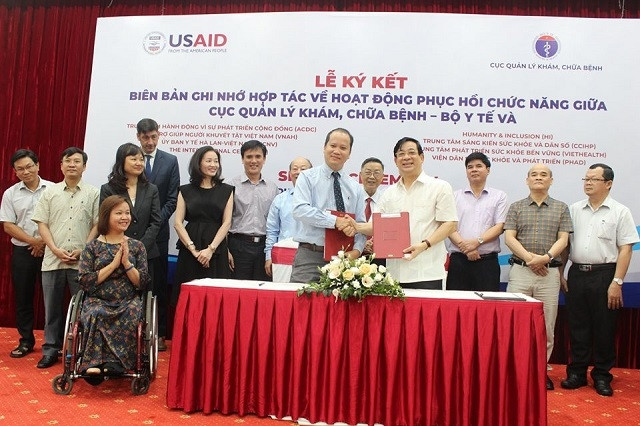 Lễ ký kết giữa Bộ Y tế và tám tổ chức phi Chính phủ.