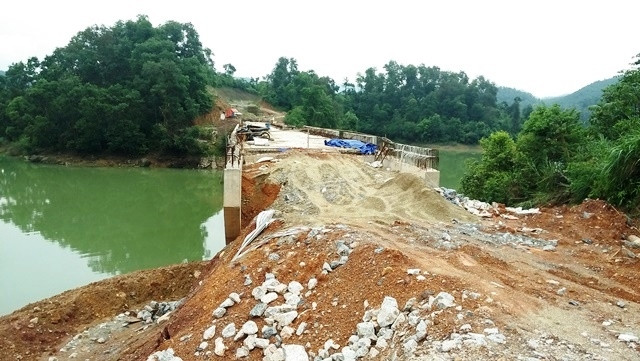 Cây cầu duy nhất trên tuyến đường du lịch ven hồ Núi Cốc thi công dở dang.