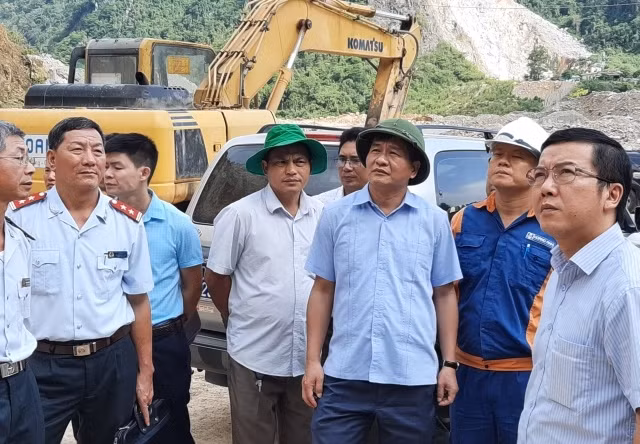 Lãnh đạo UBND tỉnh Điện Biên chỉ đạo lực lượng chức năng khẩn trương tìm kiếm người bị nạn và dò tìm 100kg thuốc nổ còn lại.