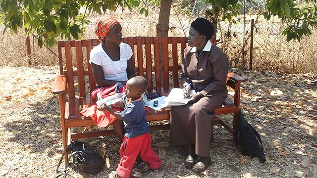 Một bệnh nhân (bên trái) trò chuyện với bác sĩ tâm lý. Ảnh: BBC