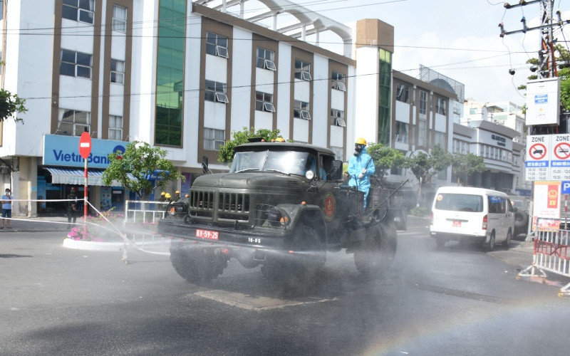 Đà Nẵng phun khử trùng khu vực Bar New Phương Đông.