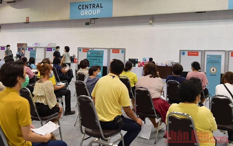 Người dân ngồi chờ tiêm vaccine tại Trung tâm thương mại Ladprao ở thủ đô Bangkok. (Ảnh: NAM ĐÔNG)