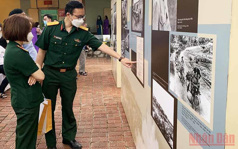 Các đại biểu tham quan trưng bày về Đại tướng Văn Tiến Dũng.