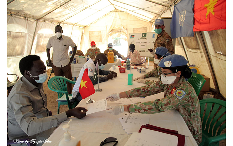 Các chiến sĩ Bệnh viện dã chiến cấp 2 số 3 của Việt Nam lấy máu xét nghiệm cho người dân địa phương tại khu vực Bentiu của Nam Sudan.
