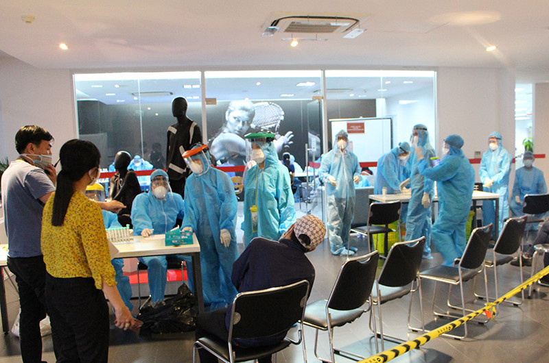 Lực lượng y tế lấy mẫu xét nghiệm khẳng định PCR các trường hợp F1 công nhân Công ty TNHH Avery Dennison Ris Việt Nam Long Hậu, huyện Cần Giuộc, tỉnh Long An.