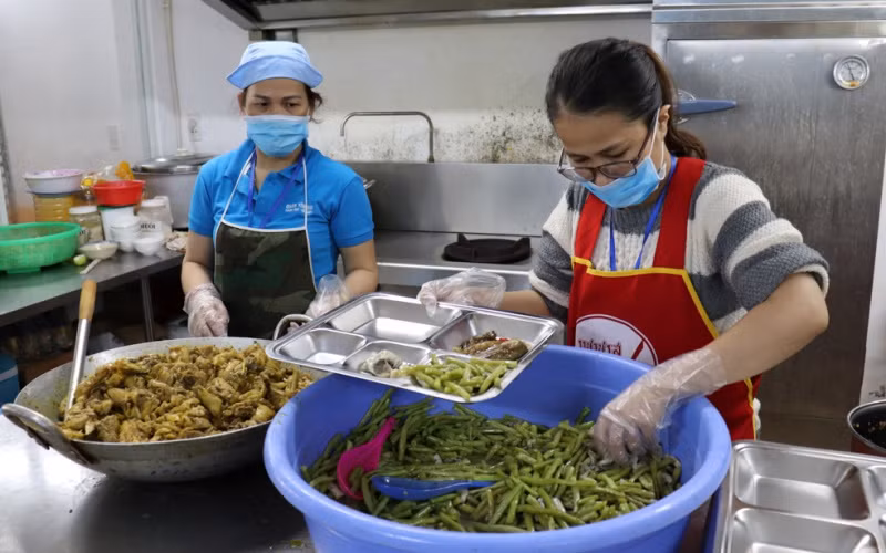 Đồ ăn bảo đảm đủ thịt, cá, rau củ.