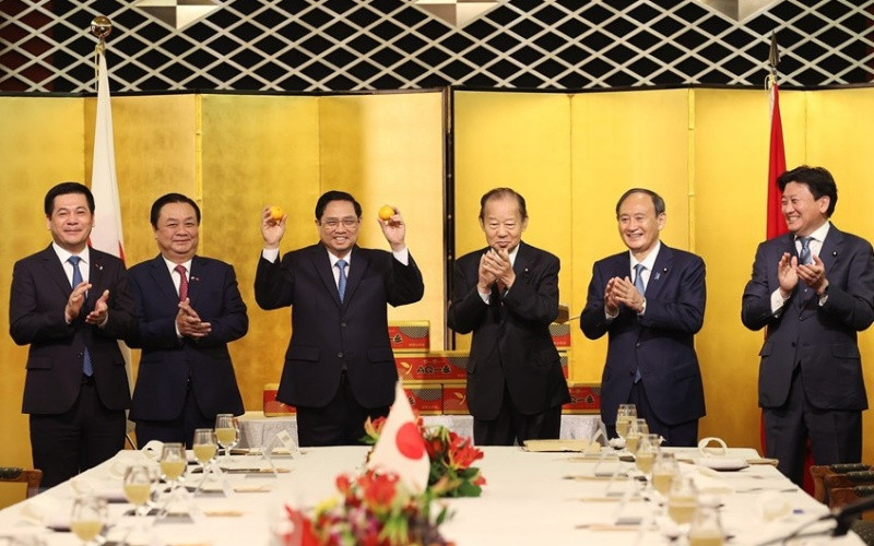 Thủ tướng Phạm Minh Chính gặp cựu Thủ tướng Nhật Bản Suga Yoshihide và Chủ tịch Liên minh Nghị sĩ hữu nghị Nhật Bản-Việt Nam Nikai Toshihiro và dự Lễ xuất hành quả quýt Unshu sang thị trường Việt Nam. (Ảnh: Dương Giang/TTXVN)