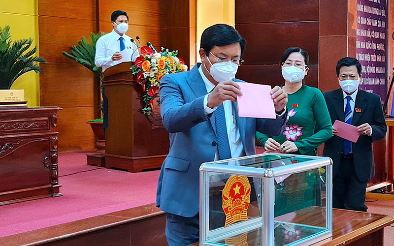 Các đại biểu HĐND tỉnh Cà Mau bỏ phiếu bầu chức danh Phó Chủ tịch UBND tỉnh nhiệm kỳ 2021-2026.