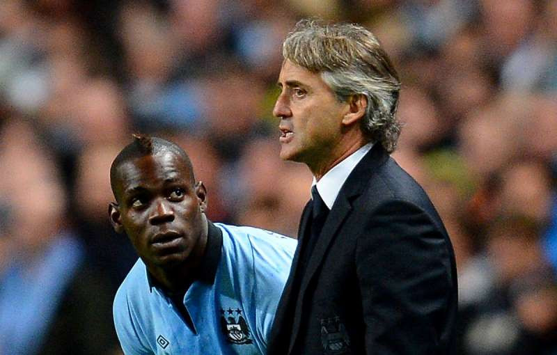 Huấn luyện viên Robeto Mancini và Mario Balotelli khi còn ở Man City. (Ảnh: Sky Sports)