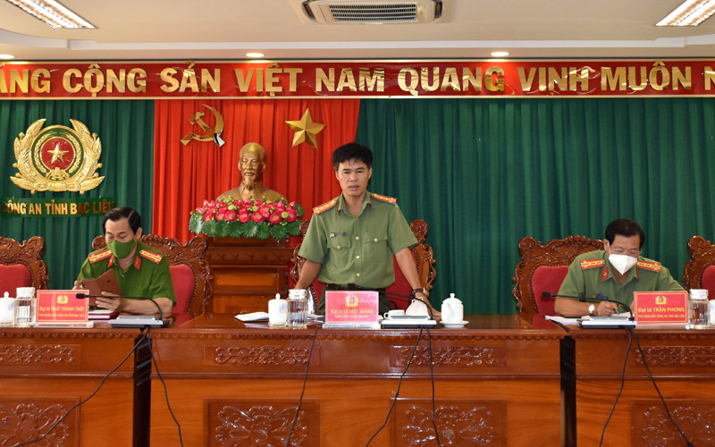 Đại tá Lê Việt Thắng, Giám đốc Công an tỉnh Bạc Liêu trực tiếp triển khai việc thực hiện đăng ký cấp giấy đi đường bằng mã QR.