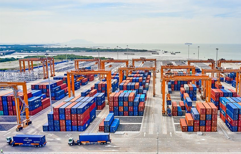 Dù dịch Covid-19 diễn biến phức tạp, cảng Gemalink (thị xã Phú Mỹ) vẫn duy trì hoạt động ổn định, công tác xếp dỡ hàng nhanh chóng và an toàn.