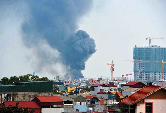 Lửa bùng phát mạnh, cột khói đen bốc cao tại hiện trường vụ cháy.
