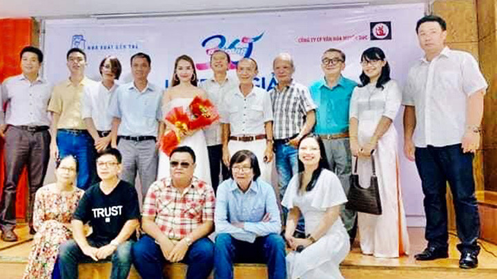 Các nhà văn, nhà thơ, tác giả trong lễ kỷ niệm 30 năm ấn phẩm “Áo Trắng”.