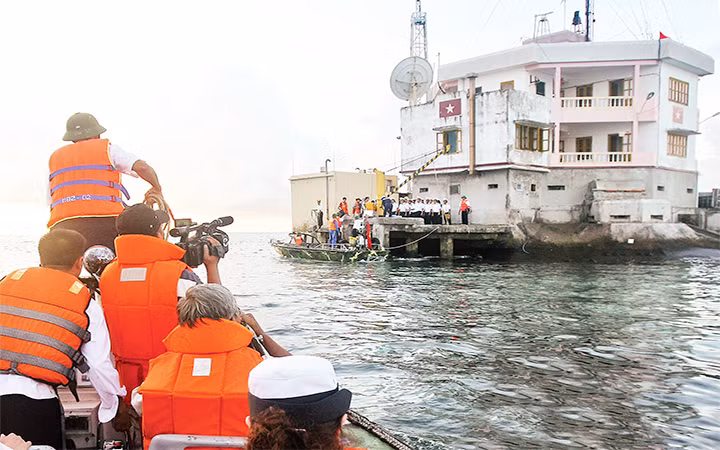 Phóng viên báo chí tác nghiệp tại quần đảo Trường Sa. Ảnh: TRẦN GIANG