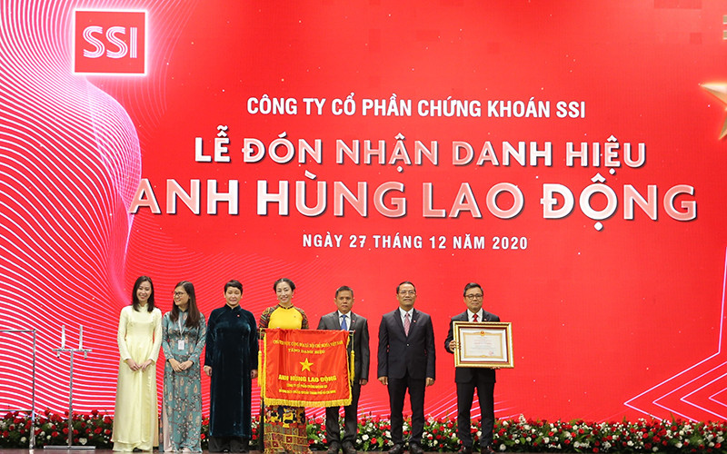 Ðại diện Công ty cổ phần Chứng khoán SSI tại lễ đón nhận danh hiệu Anh hùng Lao động thời kỳ đổi mới.