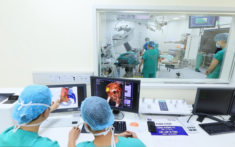 Các bác sĩ lên kế hoạch phẫu thuật trước mổ bằng công nghệ 3D.