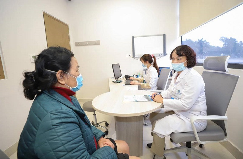 PGS, TS Nguyễn Mai Hồng khám cho bệnh nhân.