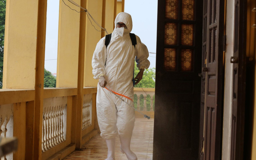 Cán bộ y tế phun khử khuẩn tại tại Bệnh viện dã chiến tỉnh Phú Thọ. 