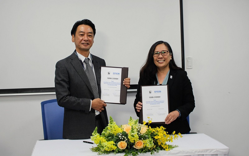 Ông Tsukasa Tsumura, Tổng Giám đốc Epson Việt Nam và Tiến sỹ Lan Mercardo, Giám đốc WWF khu vực châu Á Thái Bình Dương tại Lễ ký kết. (Ảnh: WWF-Việt Nam)