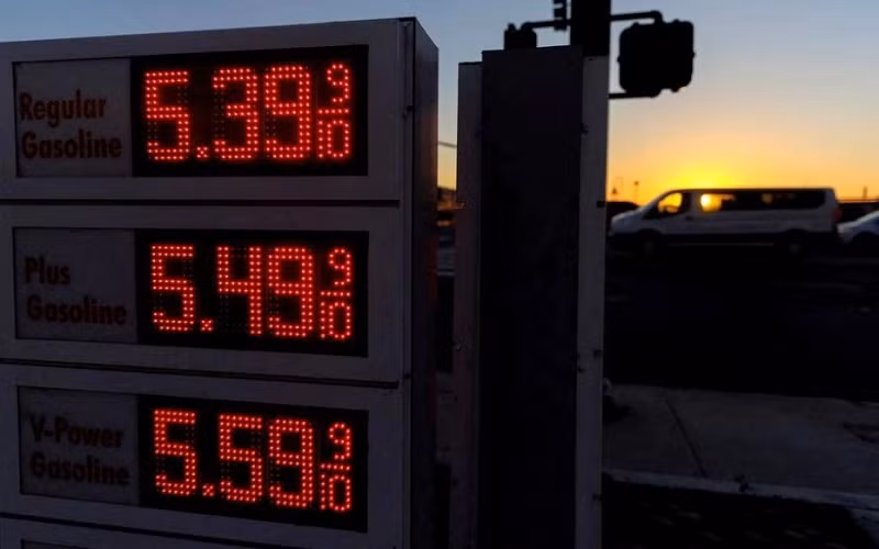 Biển báo hiển thị giá xăng ở San Diego, California, Mỹ, ngày 28/2/2022. (Ảnh: REUTERS)