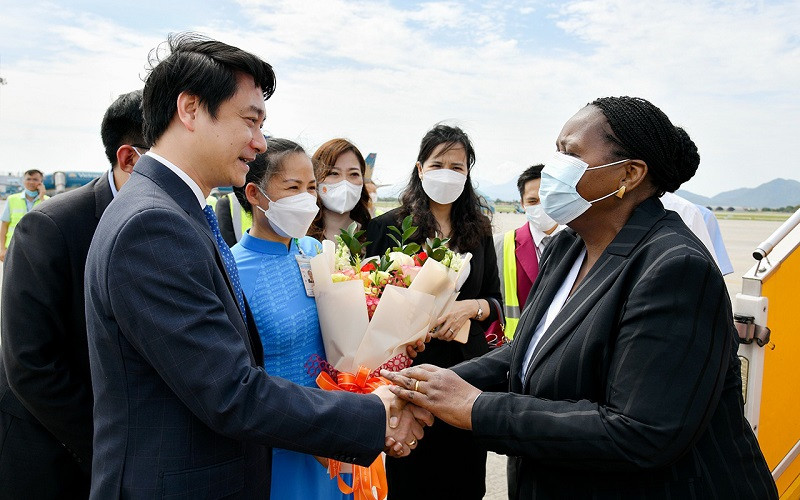 Phó Chủ nhiệm Ủy ban Đối ngoại Lê Anh Tuấn đón Chủ tịch Quốc hội Cộng hòa Mozambique cùng Đoàn tại sân bay Nội Bài. (Ảnh: quochoi.vn)