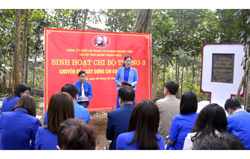 Một buổi sinh hoạt mẫu do Chi bộ Tỉnh đoàn Thanh niên Yên Bái tổ chức. Ảnh: MỸ VÂN