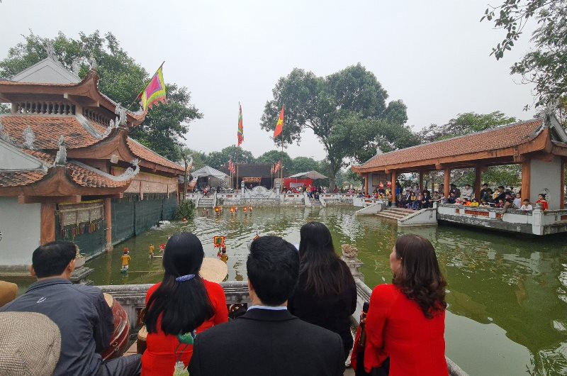 Biểu diễn rối nước phục vụ nhân dân tại làng rối Đào Thục (huyện Đông Anh, Hà Nội).