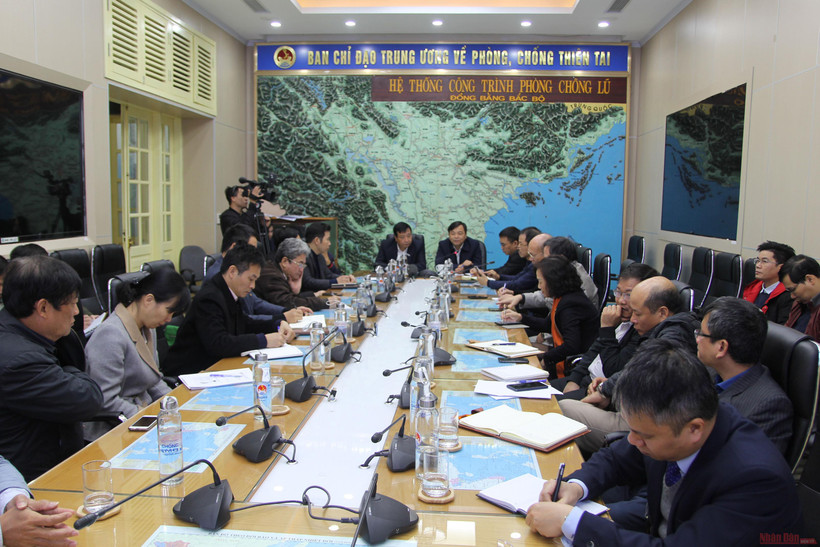Các chuyên gia bàn luận về công tác xây dựng nhà ở phòng, chống thiên tai. 