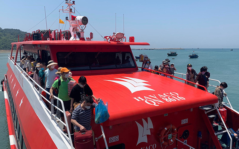 Tàu cao tốc hiện đại và được trang bị các thiết bị an toàn đưa du khách ra đảo Cô Tô.
