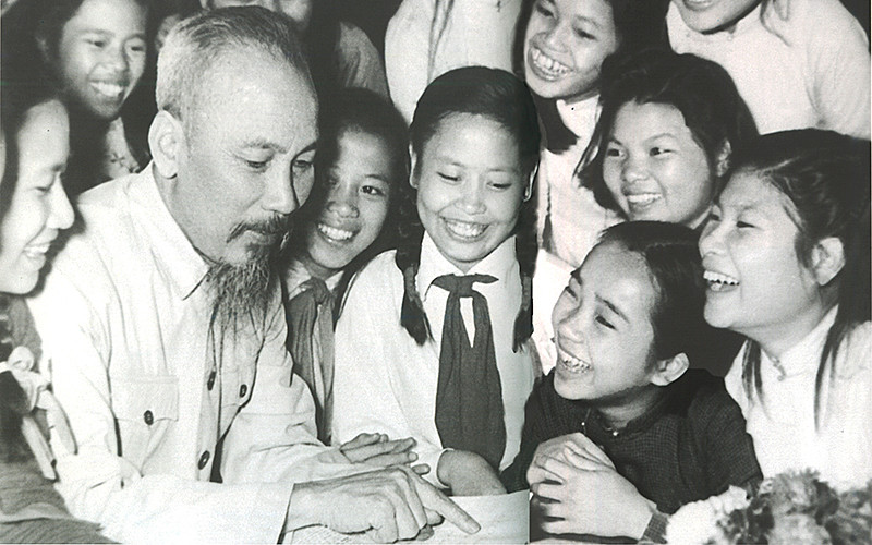 Sinh thời, Bác Hồ luôn dành tình cảm đặc biệt cho thiếu niên, nhi đồng. (Ảnh tư liệu)