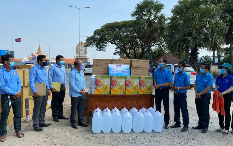 Ủy ban MTTQVN tỉnh và các ban, ngành, đoàn thể tổ chức trao tặng quà, hỗ trợ phòng, chống dịch Covid-19 cho chính quyền 2 tỉnh Svay Rieng và Prey Veng (Campuchia).