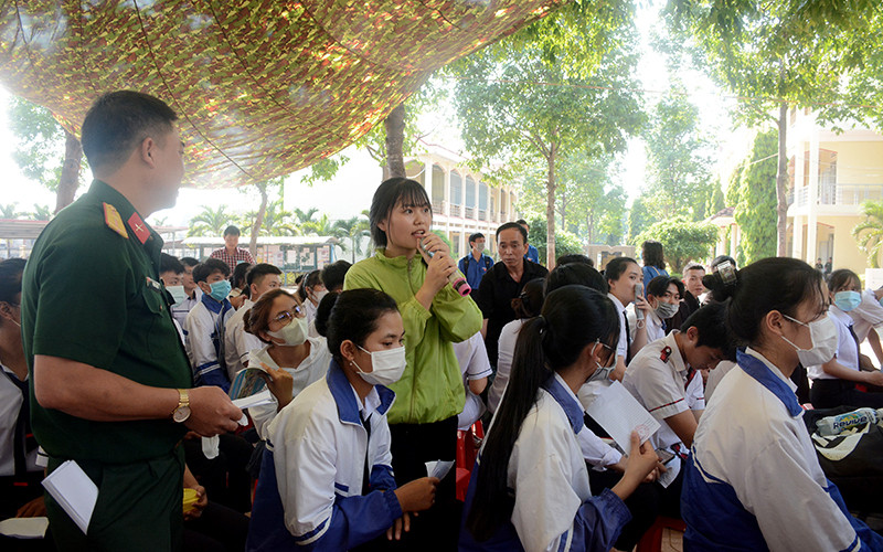 Cán bộ Ban Tuyển sinh quân sự Bộ Quốc phòng giao lưu, tư vấn tuyển sinh quân sự tại Trường THPT Cư M’Gar, huyện Cư M’Gar (Ðắk Lắk). Ảnh: ĐOÀN NAM