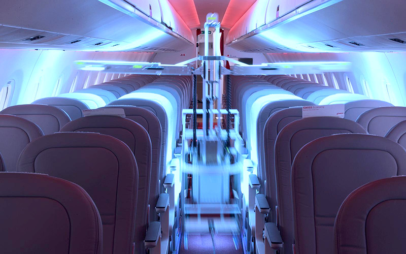 Robot khử trùng máy bay bằng tia cực tím chỉ mất khoảng 13 phút (Ảnh: REUTERS)