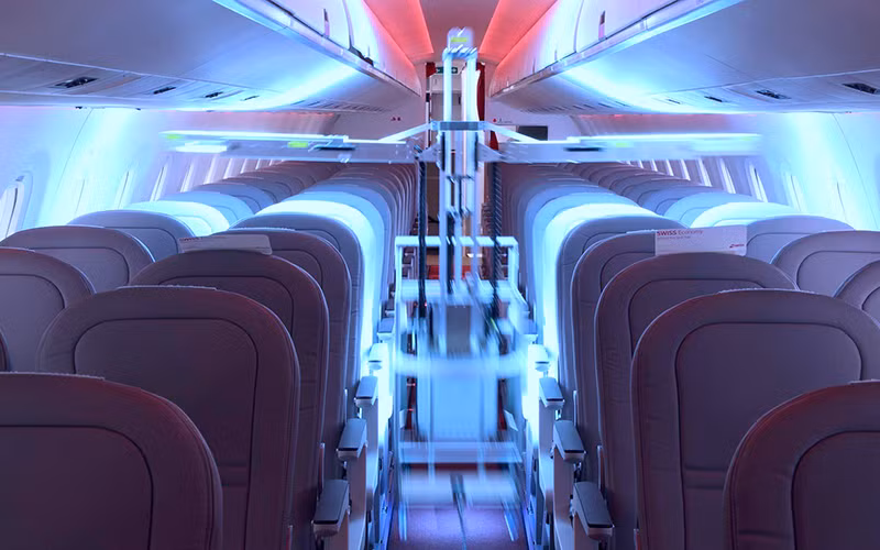 Robot khử trùng máy bay bằng tia cực tím chỉ mất khoảng 13 phút (Ảnh: REUTERS)