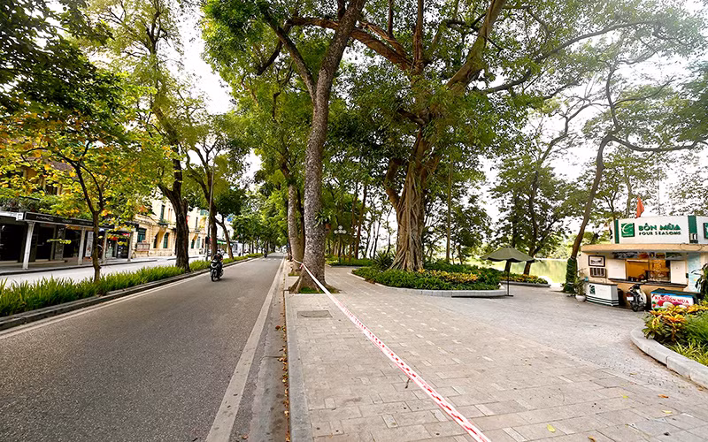 Khu vực hồ Hoàn Kiếm vắng vẻ trong những ngày thực hiện giãn cách xã hội. Ảnh: DUY LINH