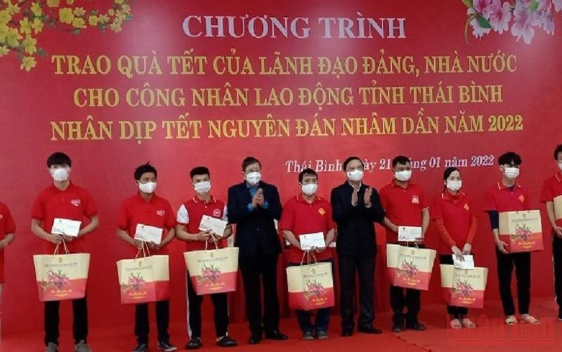 Phó Chủ tịch Quốc hội Nguyễn Khắc Định trao quà Tết cho người lao động khó khăn tại Công ty cổ phần Quốc tế Bảo Hưng (tỉnh Thái Bình).