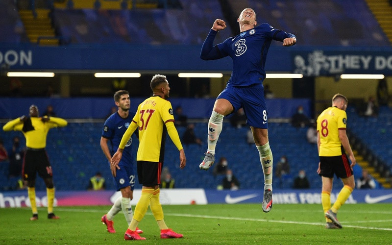 R. Barkley (áo xanh) ấn định chiến thắng 3-0 cho Chelsea.