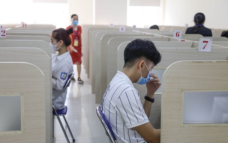 Các thí sinh chuẩn bị làm bài thi trên máy tính.