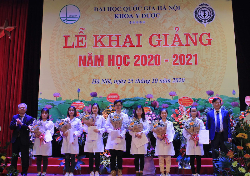 Hình ảnh một số tân sinh viên Khoa Y Dược, nay là Trường đại học Y Dược (ĐHQGHN) trong ngày khai giảng