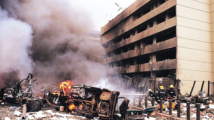 Vụ đánh bom liều chết của al-Qaeda nhằm vào Đại sứ quán Mỹ ở Kenya năm 1998. Ảnh: THE NEW YORK TIMES