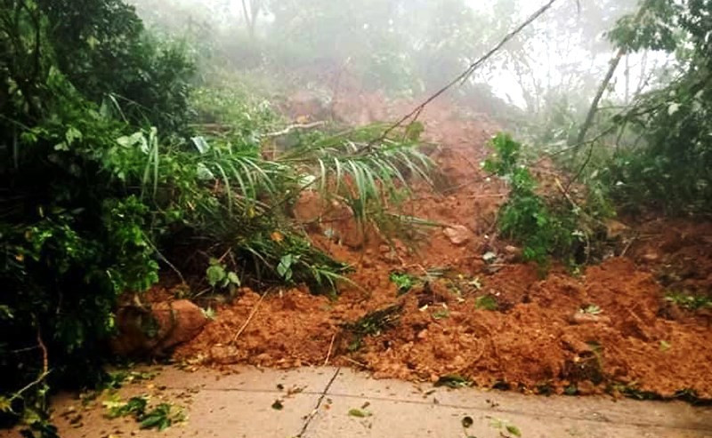 Tỉnh lộ 623 đoạn qua địa phận xã Sơn Dung (huyện Sơn Tây) bị sạt lở khiến giao thông ách tắc hoàn toàn.