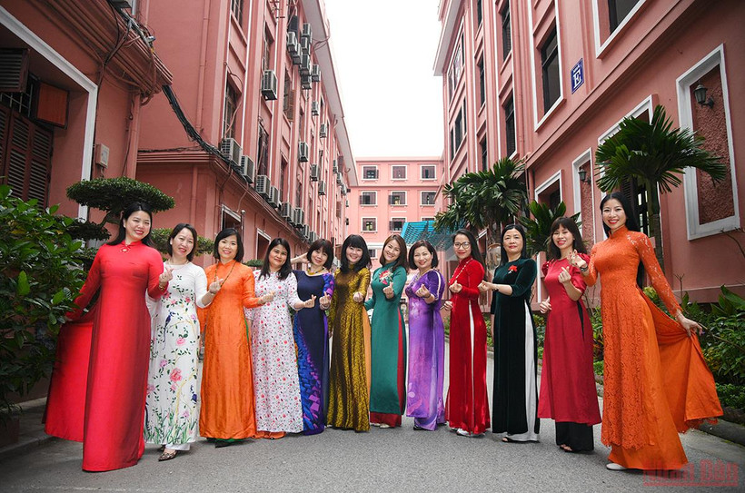 Những tà áo dài với muôn sắc màu vừa hiện đại, thanh lịch, vừa duyên dáng, đầy quyến rũ của các chị em Bộ Kế hoạch và Đầu tư (Hà Nội). (Ảnh: THÀNH ĐẠT)