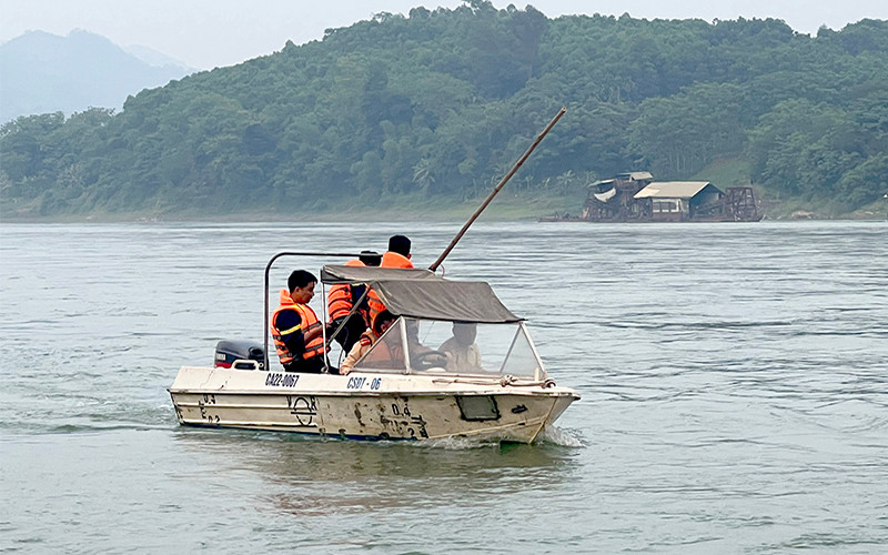 Lực lượng cứu hộ cứu nạn tỉnh Tuyên Quang tìm kiếm nạn nhân mất tích.