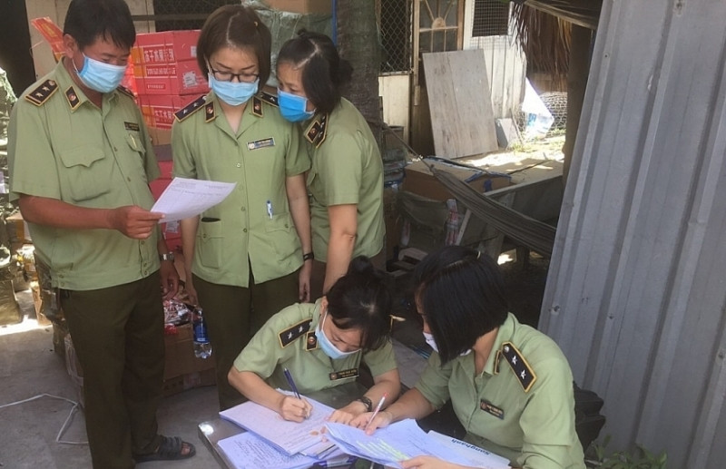 Lực lượng chức năng kiểm tra hàng hóa không hóa đơn chứng từ tại kho hàng.