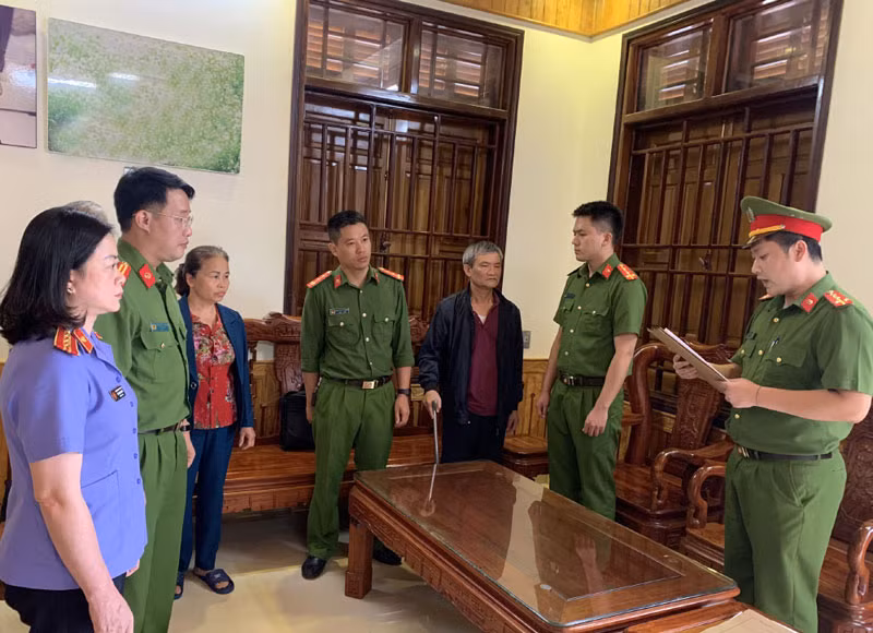 Công an Sơn La thi hành quyết định khởi tố vụ án, khởi tố bị can và lệnh bắt tạm giam đối với ông Bùi Mạnh Hùng.