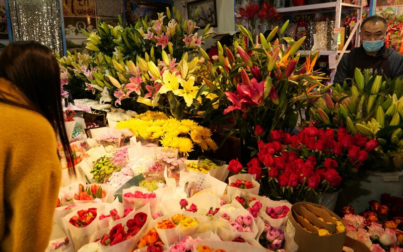 Cửa hàng của một nông dân trồng hoa. Ông quyết định không về quê ăn Tết mà ở lại thủ đô.