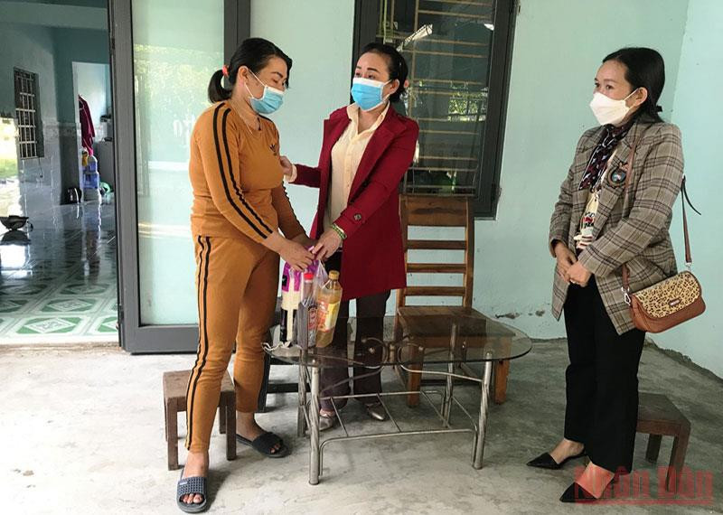 Phụ nữ phường Hòa Xuân, quận Cẩm Lệ tặng quà hỗ trợ phụ nữ đơn thân, bị bệnh hiểm nghèo.