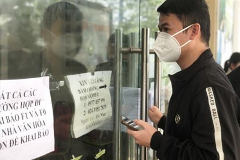 Người lao động đi xin giấy xác nhận F0. (Ảnh: Phương Hạnh/Báo Lao động)